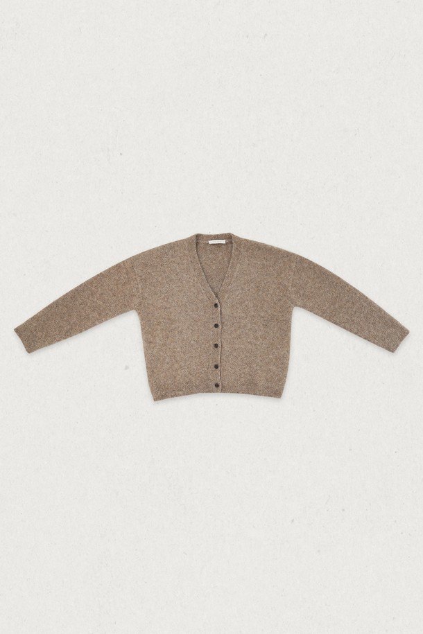 보브 알파카 가디건 (2컬러)은 여성의 우아함과 따뜻함을 동시에 선사하는 의상입니다. 부드러운 알파카 소재로 제작되어 뛰어난 촉감을 자랑하며, 가을과 겨울에 포근하게 착용할 수 있습니다. 베이지와 브라운, 두 가지의 클래식한 색상으로 출시되어 다양한 룩에 매치하기 용이합니다. 레귤러핏과 V넥 디자인, 버튼 디테일이 더해져 베이직하면서도 세련된 스타일을 연출하며, 데이트룩, 모임룩, 출근룩 등 TPO에 구애받지 않고 클래식하고 미니멀한 스타일을 완성합니다. 긴 소매 기장과 두꺼운 두께감으로 보온성을 높였습니다.
