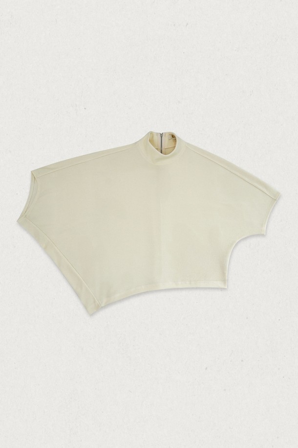 이 언밸런스 모크넥 티셔츠는 미니멀하고 베이직한 스타일을 추구하는 여성분들을 위한 아이템입니다. 부드러운 면 소재로 제작되어 편안한 착용감을 선사하며, 봄, 가을 시즌에 활용하기 좋습니다. 크롭 기장에 루즈핏으로 디자인되어 트렌디한 핏을 연출하며, 언밸런스한 디자인으로 포인트를 더했습니다. 아이보리, 베이지 2가지 컬러로 제공되어 다양한 산책룩, 캐주얼, 클래식 스타일 연출에 용이합니다. 반소매 기장으로 간절기에 적합하며, 부드러운 촉감이 특징입니다.
