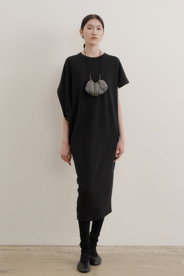 **언밸런스 원피스 (2컬러)**

미니멀하고 베이직한 디자인의 언밸런스 원피스입니다. 여성스러운 H라인 핏과 라운드넥, 반소매 디자인으로 봄, 가을에 데이트룩, 캐주얼, 클래식 스타일로 연출하기 좋습니다. 무지 디자인으로 어떤 스타일에도 잘 어울리며, 블랙 컬러로 시크한 매력을 더합니다. 2가지 컬러로 출시되어 취향에 맞게 선택 가능합니다. 루즈핏으로 편안하게 착용할 수 있습니다.
