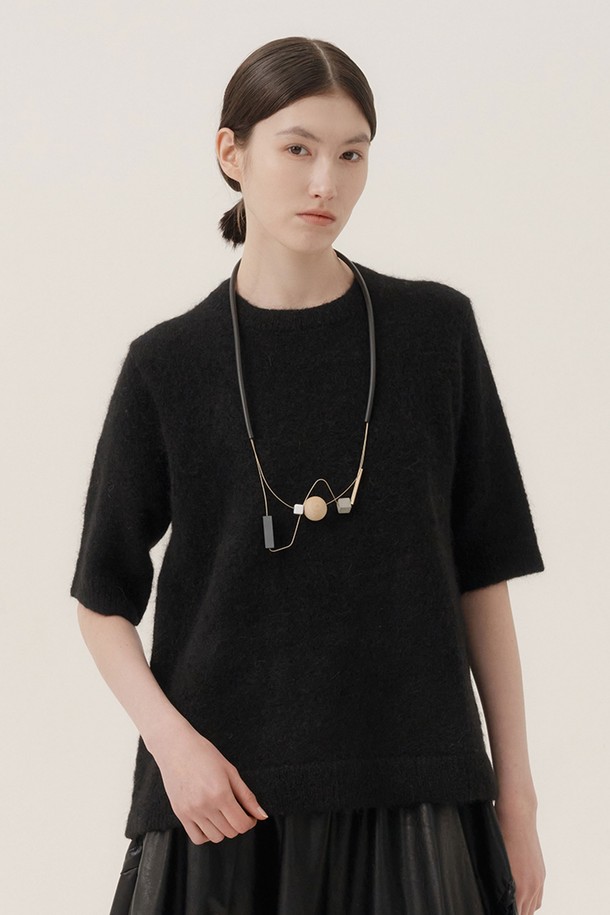 보브 알파카 니트는 부드러운 촉감과 따뜻함을 선사하는 여성용 니트/스웨터입니다. 알파카 소재로 제작되어 가을, 겨울 시즌에 적합하며, 베이직하고 미니멀한 스타일을 연출합니다. 라운드넥, 레귤러핏, 긴소매 디자인으로 다양한 출근룩, 모임룩에 활용하기 좋습니다. 블랙, 베이지, 브라운, 그레이 4가지 컬러로 출시되어, 클래식, 미니멀, 캐주얼 등 폭넓은 스타일을 소화할 수 있습니다. 두꺼운 두께감으로 포근하게 착용 가능하며, 무지 디자인으로 어떤 하의와도 잘 어울립니다.
