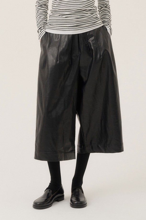 세련된 스타일을 연출해 줄 페이크 레더 큐롯 팬츠입니다. 부드러운 페이크 레더 소재로 제작되어 시크한 무드를 자아내며, 봄, 가을 시즌에 적합합니다. 허리 밴딩 처리로 편안한 착용감을 선사하며, A라인 숏 기장과 와이드한 실루엣으로 다리가 길어 보이는 효과를 줍니다. 미니멀하고 베이직한 디자인으로 다양한 상의와 매치하여 스타일리시한 룩을 완성해보세요. 블랙 컬러로 어떤 옷에도 믹스 매치하기 용이합니다.
