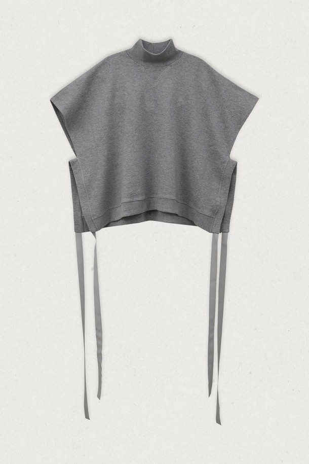 미니멀하고 클래식한 스타일의 여성 로랑 하이넥 베스트입니다. 하이넥 디자인으로 세련된 분위기를 연출하며, 크롭 기장으로 다리가 길어 보이는 효과를 줍니다. 봄, 가을 시즌에 활용하기 좋은 아이템으로, 무지 패턴의 그레이 컬러가 어떤 옷에도 잘 어울립니다. 레귤러핏으로 편안하게 착용할 수 있으며, 민소매 디자인으로 시원함을 더했습니다. 데일리룩에 포인트 아이템으로 활용하여 스타일리시함을 더해보세요.
