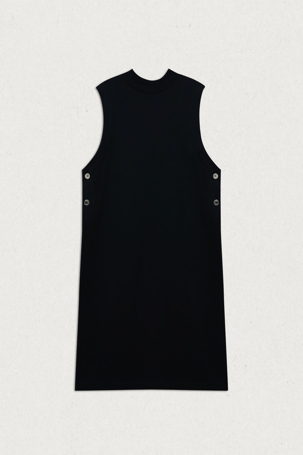 세련된 댄 슬릿 버튼 롱 베스트 (2컬러)는 미니멀한 스타일을 추구하는 남성들을 위한 사계절용 베스트입니다. 다크네이비와 블랙 두 가지 색상으로 출시되어, 어떤 옷에도 쉽게 매치할 수 있습니다. 면, 폴리에스테르, 스판덱스의 혼방으로 제작되어 편안한 착용감을 선사하며, 레귤러핏으로 깔끔한 실루엣을 연출합니다. 사이드 버튼과 롱 기장이 돋보이며, 출근룩은 물론 캐주얼한 일상에서도 레이어드하여 스타일리시하게 연출할 수 있습니다. 터틀넥 디자인과 민소매 스타일로 다양한 분위기를 연출할 수 있습니다.
