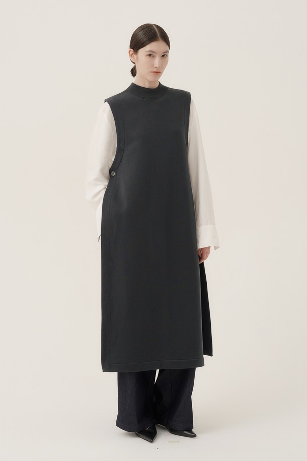 **댄 슬릿 버튼 롱 베스트 (2컬러)**는 미니멀하고 베이직한 스타일의 여성 상의입니다. 봄, 가을에 어울리는 롱 기장의 베스트로, 부드러운 폴리에스테르 소재로 제작되어 편안한 착용감을 선사합니다. 라운드넥 디자인에 슬릿 디테일이 더해져 세련된 느낌을 주며, 버튼 여밈 방식으로 간편하게 착용할 수 있습니다. 블랙 컬러를 포함한 2가지 색상으로 출시되어, 출근룩, 오피스룩, 모임룩 등 다양한 TPO에 활용 가능합니다. 미니멀, 클래식, 시크 스타일을 즐기는 여성분들께 추천합니다.
