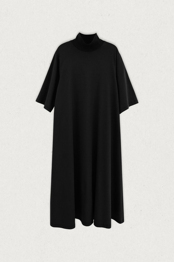 모디 하이넥 플레어 원피스는 여성스러운 실루엣을 강조하는 미니멀하고 우아한 디자인의 원피스입니다. 부드러운 면 소재로 제작되어 편안한 착용감을 선사하며, 가슴 아래부터 자연스럽게 퍼지는 플레어 치마가 특징입니다. 카키 브라운과 블랙 두 가지 색상으로 출시되어 다양한 스타일 연출이 가능하며, 반소매와 터틀넥 디자인으로 세련된 분위기를 더합니다. 신축성이 있어 활동성이 좋고 비침 걱정 없이 착용할 수 있으며, 데이트룩, 모임룩, 비즈니스 캐주얼 등 폭넓게 활용 가능합니다.
