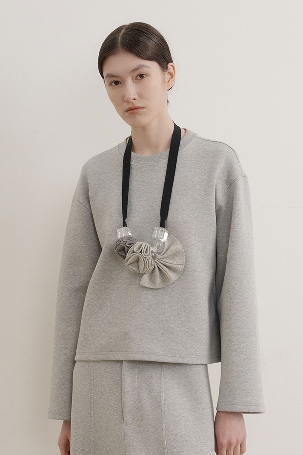 **코어 쿠션 스트레치 티셔츠 (2컬러)**

부드러운 면, 폴리에스테르, 스판덱스 혼방 소재로 제작되어 신축성과 통기성이 뛰어난 코어 쿠션 스트레치 티셔츠입니다. 라운드넥에 세미박시핏으로 편안한 착용감을 선사하며, 데일리 아이템으로 활용하기 좋습니다. 아이보리, 블랙, 멜란지 3가지 기본 컬러로 출시되어 다양한 스타일 연출이 가능합니다. 봄, 여름, 가을, 겨울 사계절 내내 착용할 수 있으며, 출근룩, 데이트룩 등 TPO에 구애받지 않고 미니멀, 캐주얼, 클래식 스타일을 완성할 수 있습니다. 커버스티치 마감으로 꼼꼼하게 제작되었으며, 세트 구성 또한 가능합니다.
