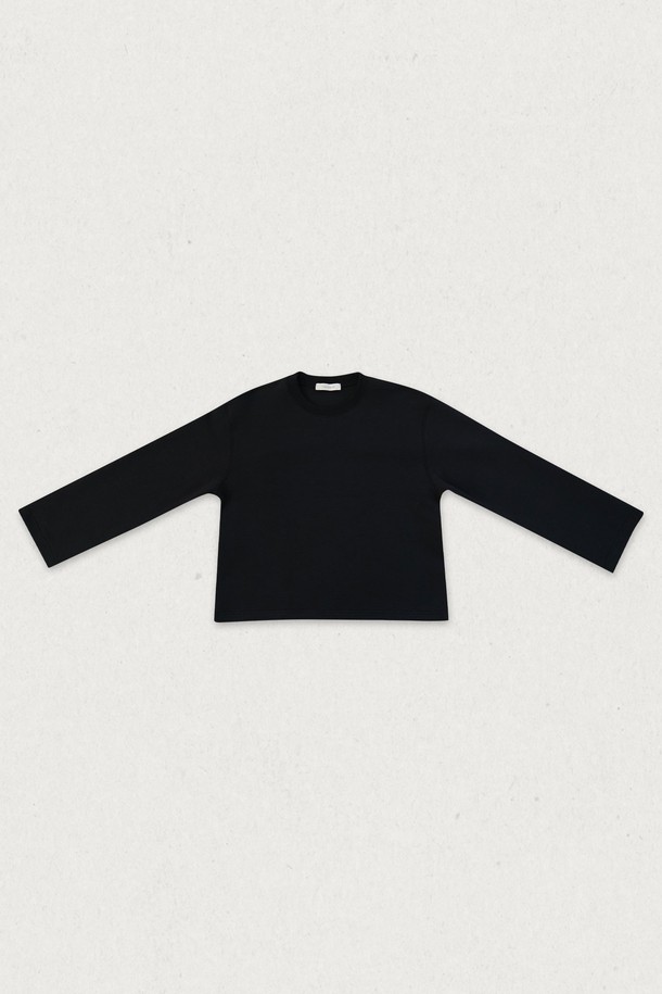 코어 쿠션 스트레치 티셔츠는 부드러운 촉감과 뛰어난 신축성을 자랑하는, 데일리 및 포멀 스타일 모두 소화 가능한 다용도 긴소매 티셔츠입니다. 면과 스판덱스 혼방 소재로 제작되어 편안한 착용감을 선사하며, 레귤러핏으로 제작되어 편안한 활동성을 보장합니다. 베이직하고 미니멀한 디자인에 블랙과 화이트 두 가지 색상으로 출시되어 출근룩, 데이트룩 등 다양한 TPO에 활용 가능합니다. 봄, 여름, 가을 시즌에 활용하기 좋은 두께감으로, 어떤 스타일에도 자연스럽게 어울리는 필수 아이템입니다. 무지 패턴의 라운드넥 디자인으로 깔끔하고 세련된 스타일을 연출할 수 있습니다.
