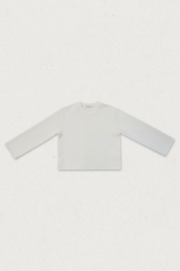 코어 쿠션 스트레치 티셔츠는 부드러운 면과 스판덱스 혼방 소재로 제작되어 편안한 착용감을 선사합니다. 베이직하고 미니멀한 디자인으로 일상복 스타일을 완성하며, 봄, 여름, 가을 3계절 모두 활용 가능합니다. 라운드넥과 레귤러핏, 긴 소매 기장으로 깔끔한 실루엣을 연출하며, 신축성 있는 스트레치 기능으로 활동성을 높였습니다. 얇은 두께감으로 답답함 없이 착용할 수 있으며, 화이트 컬러로 다양한 스타일링에 용이합니다.
