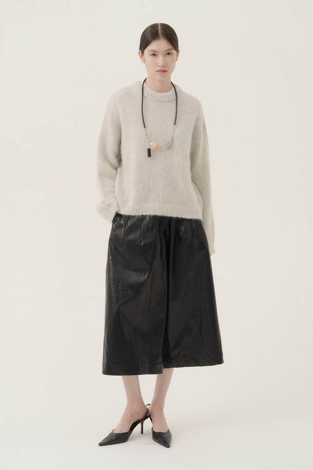 **멜트 모헤어 풀오버 (3컬러)**

부드러운 촉감의 모헤어 소재로 제작된 여성 풀오버입니다. 라운드넥 디자인과 레귤러핏으로 편안하게 착용 가능하며, 가을과 겨울에 따뜻함을 더해줍니다. 다크 그린, 카멜, 실버 그레이 3가지 컬러 옵션으로, 베이직하면서도 미니멀한 스타일을 연출할 수 있습니다. 긴소매와 두꺼운 두께감으로 보온성을 높였으며, 데일리룩에 활용하기 좋은 아이템입니다.
