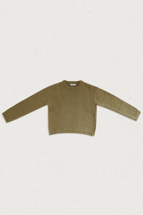 부드러운 모헤어 소재로 제작되어 포근한 착용감을 선사하는 멜트 모헤어 풀오버입니다. 라운드넥 디자인과 레귤러핏으로 제작되어 베이직하면서도 여성스러운 분위기를 연출합니다. 카키, 베이지, 블랙 세 가지의 매력적인 컬러로 출시되어, 가을과 겨울 시즌 다양한 스타일링에 활용하기 좋습니다. 두께감이 있어 따뜻하며, 멜트 가공으로 부드러운 촉감을 더했습니다. 클래식, 미니멀, 캐주얼 등 폭넓은 스타일에 매치하여 세련된 룩을 완성해보세요.
