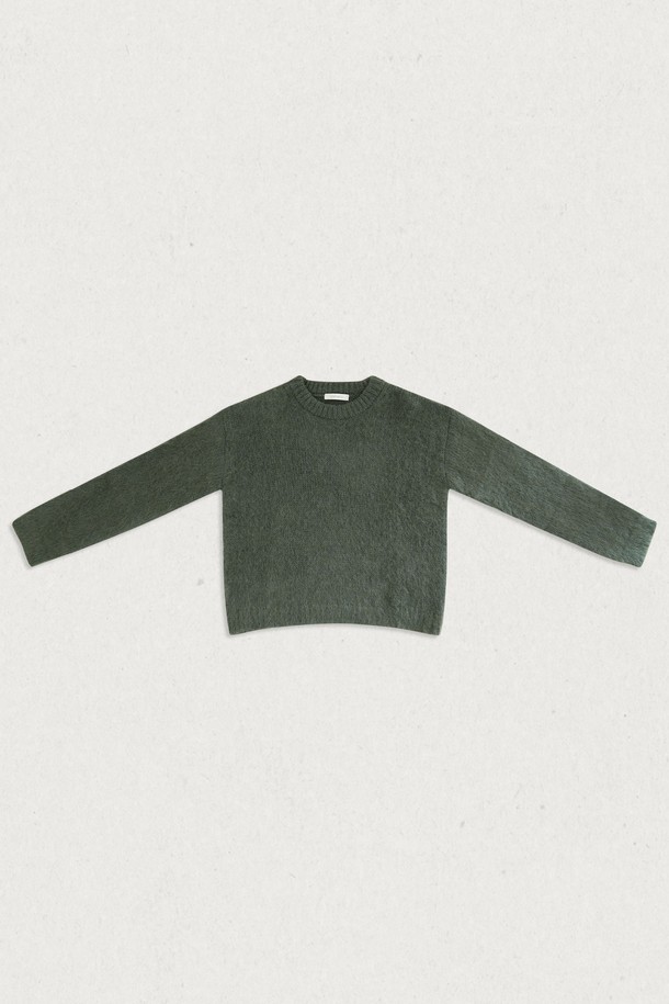 **멜트 모헤어 풀오버 (3컬러)**는 부드러운 촉감의 모헤어 소재로 제작되어 가을, 겨울 시즌에 따뜻하게 착용할 수 있는 여성용 니트/스웨터입니다. 라운드넥과 넉넉한 루즈핏으로 편안한 착용감을 선사하며, 베이직하고 캐주얼한 스타일을 연출합니다. 그린, 블랙, 아이보리 3가지 컬러로 출시되어 데이트룩, 모임룩 등 다양한 TPO에 활용 가능합니다. 멜트 디테일이 돋보이는 긴 소매의 무지 디자인으로, 캐주얼, 클래식, 미니멀 스타일을 모두 소화할 수 있습니다. 두꺼운 두께감으로 보온성을 높였습니다.
