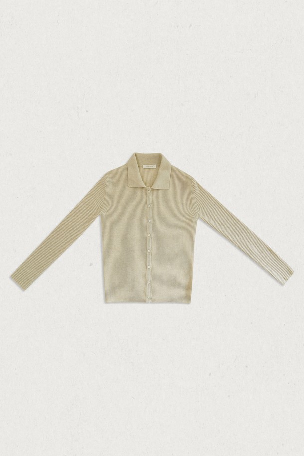 애드 울캐시 골지 가디건 (2컬러)은 여성스러운 실루엣을 연출하는 슬림핏 가디건입니다. 부드러운 촉감의 울, 캐시미어, 나일론 혼방 소재로 제작되었으며, 라운드넥과 긴소매 디자인으로 다양한 스타일링에 활용하기 좋습니다. 가을, 겨울 시즌에 어울리는 두께감으로, 베이직하고 미니멀한 스타일을 즐기는 분들께 추천합니다. 색상은 실버 그레이, 캐시 베이지 두 가지로 출시되었으며, 레이어드 스타일링과 시즌 전환기에도 활용 가능합니다. 출근룩, 모임룩, 데이트룩 등 TPO에 맞춰 미니멀, 클래식, 시크한 무드를 연출해보세요.
