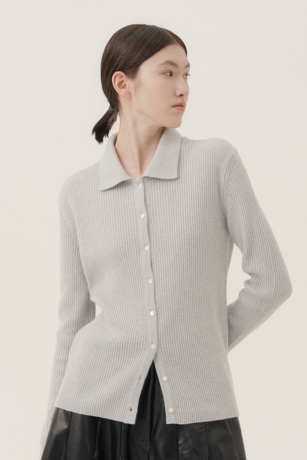 애드 울캐시 골지 가디건은 여성들을 위한 미니멀하고 베이직한 디자인의 가을/겨울용 상의입니다. 부드러운 촉감의 울과 캐시미어 혼방 소재로 제작되어 따뜻하고 편안한 착용감을 선사합니다. 라운드넥에 레귤러핏으로 제작되었으며, 두꺼운 두께감과 긴 소매 기장으로 보온성을 높였습니다. 블랙과 그레이 두 가지 색상으로 출시되어 출근룩, 오피스룩, 모임룩 등 다양한 TPO에 활용 가능합니다. 버튼으로 여밈 방식을 더해 클래식하고 세련된 스타일을 연출할 수 있습니다.
