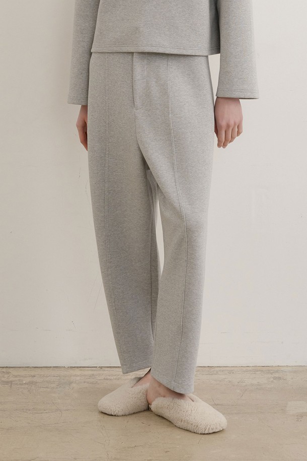 코어 쿠션 스트레치 팬츠 (2컬러)는 멜란지, 블랙 두 가지 색상으로 출시되어 다양한 스타일 연출이 가능한 스트레치 팬츠입니다. 면, 폴리에스테르, 스판덱스 혼방 소재로 제작되어 편안한 착용감과 뛰어난 신축성을 제공하며, 가을/겨울 시즌에 적합합니다. 레귤러핏으로 제작되었으며, 무지 디자인에 중두께감으로 제작되어 베이직하면서도 활용도가 높습니다. 사이드 심라인 디자인과 커버스티치 마감으로 깔끔함을 더했으며, 통기성이 우수하여 출근룩과 같은 일상복으로 활용하기 좋습니다. '스트레치 라운드 티셔츠'와 함께 세트 착용하여 미니멀, 클래식, 캐주얼 스타일을 완성할 수 있습니다.
