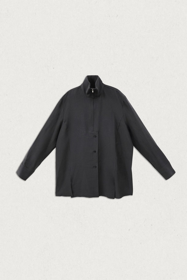 11/18 예약 배송되는 노엘 하이넥 지퍼 울 셔츠입니다. 미니멀하고 베이직한 스타일에 오버핏으로 편안하게 착용 가능하며, 가을, 겨울 시즌에 어울리는 두꺼운 두께감의 울 소재입니다. 하이넥 디자인과 지퍼 여밈으로 시크한 무드를 연출하며, 출근룩이나 모임룩에 활용하기 좋습니다. 블랙 컬러의 무지 디자인에 긴소매로 어떤 스타일에도 쉽게 매치할 수 있습니다.
