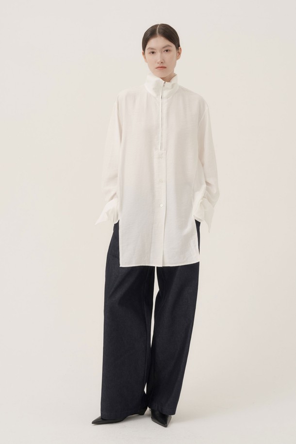 노엘 하이넥 지퍼 울 셔츠는 여성 고객을 위한 상의 셔츠/블라우스입니다. 미니멀하고 베이직한 스타일로, 가을과 겨울에 따뜻하게 착용할 수 있습니다. 레귤러핏에 하이넥 디자인, 긴소매 기장이며, 두꺼운 울 소재로 제작되었습니다. 아이보리, 블랙 2가지 컬러로 구성되어 있어 다양한 코디에 활용하기 좋습니다. 출근룩, 오피스룩, 모임룩 등 TPO에 맞춰 클래식, 미니멀, 시크한 스타일을 연출해보세요.
