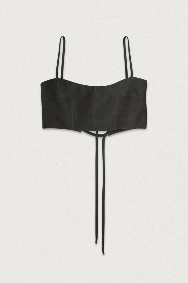 테르 벨벳 뷔스티에 (2컬러)는 부드러운 촉감의 면, 스판덱스 혼방 소재로 제작된 여성 뷔스티에입니다. 베이직한 디자인에 스퀘어넥, 민소매, 슬림핏 크롭 기장으로 미니멀, 클래식한 스타일을 연출합니다. 라이트 그레이, 딥 차콜 두 가지 색상으로 제공되며, 데일리룩과 데이트룩에 모두 잘 어울립니다. 안감은 이중라이닝 처리되어 비침 걱정 없이 착용 가능하며, 피그먼트 바이오 가공으로 고급스러움을 더했습니다. 슬림핏 티셔츠나 원피스와 레이어드하여 다양한 스타일을 연출해보세요.
