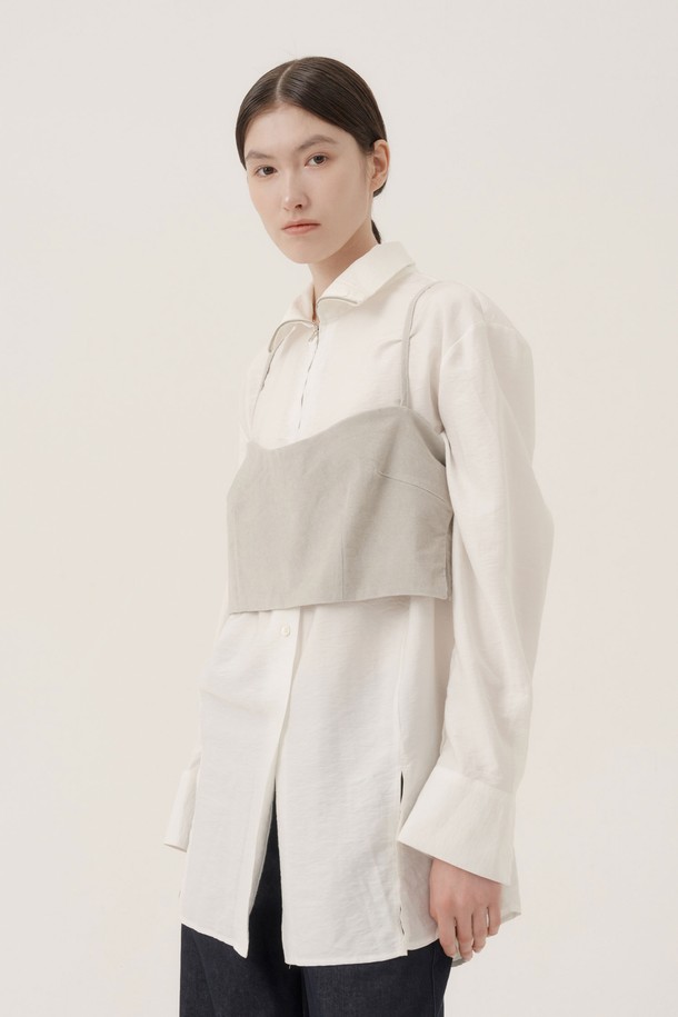 테르 벨벳 뷔스티에 (2컬러)는 부드러운 촉감의 면, 스판덱스 혼방 소재로 제작되어 편안한 착용감을 선사합니다. 슬림핏 디자인에 스퀘어넥 라인으로 세련된 실루엣을 연출하며, 레이어드하여 다양한 스타일을 연출하기 좋습니다. 라이트 그레이, 딥 차콜 두 가지 컬러로 출시되어 데일리룩, 모임룩, 소개팅룩 등 다채로운 TPO에 활용 가능합니다. 미니멀, 클래식, 시크 스타일을 즐기는 여성분들께 추천하며, 피그먼트 바이오 가공으로 은은한 분위기를 더했습니다. 민소매 크롭 기장으로 슬림핏 티셔츠, 원피스와 함께 스타일링하여 멋을 더해보세요.
