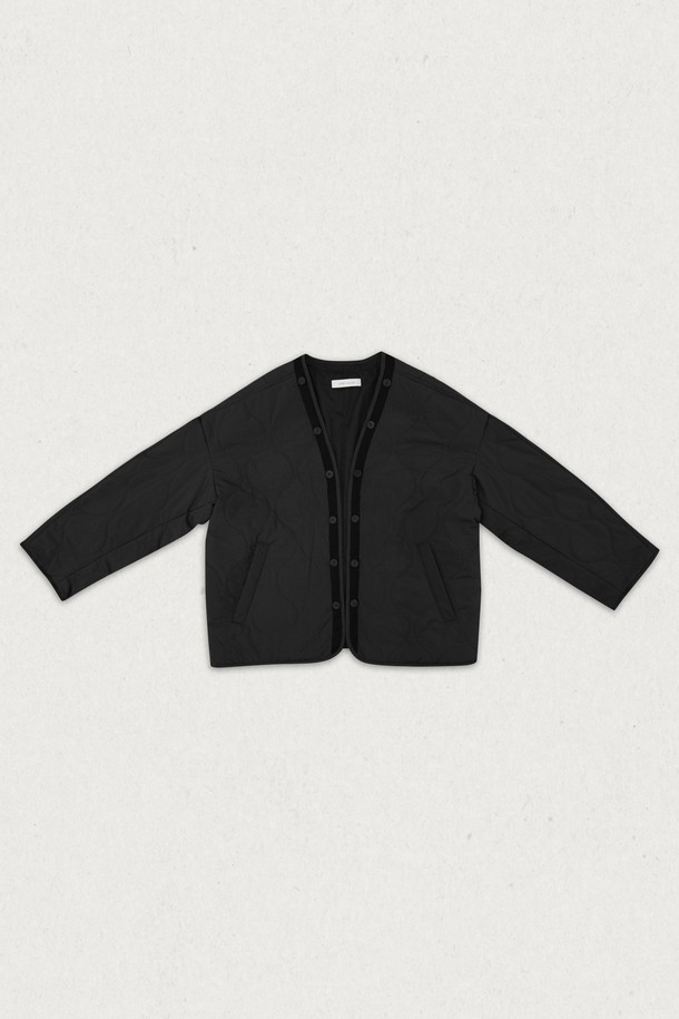 오펜 2온스 퀼팅 재킷은 여성용 퀼팅 재킷으로, 봄, 가을 간절기에 활용하기 좋습니다. 블랙과 화이트 두 가지 색상으로 제공되며, 미니멀하고 베이직한 스타일을 연출합니다. 얇은 두께감의 폴리에스테르 소재에 2온스 충전재를 사용하여 가볍고 부드러운 착용감을 선사합니다. 크롭 기장의 레귤러핏으로, 오픈 스타일의 긴소매 디자인이 특징입니다. 
