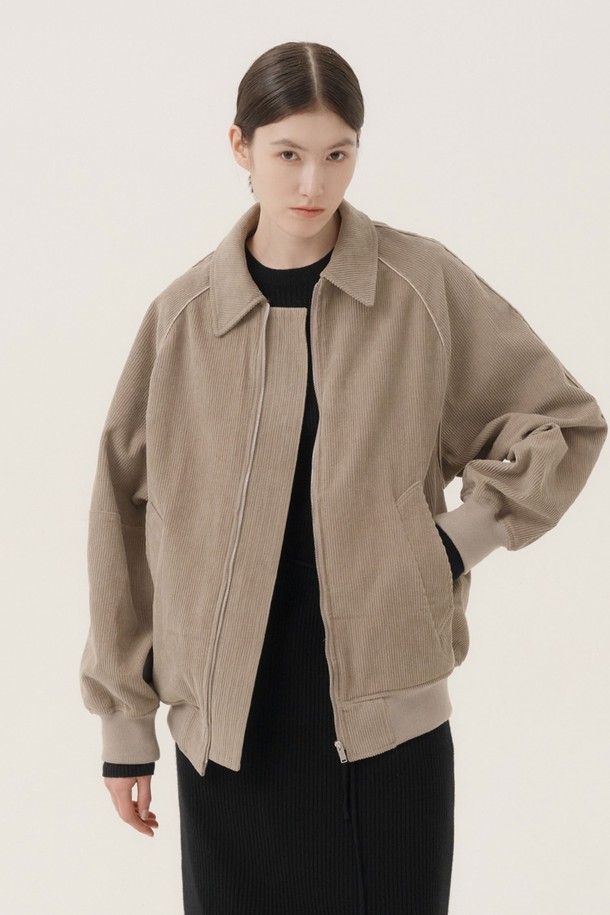 로케 코듀로이 2온스 본딩 점퍼는 여성 고객을 위한 가을, 겨울 시즌 아우터입니다. 미니멀하고 베이직한 스타일로, 출근룩과 데이트룩에 모두 잘 어울립니다. 부드러운 코듀로이 소재에 2온스 본딩 처리되어 두꺼운 두께감을 자랑하며, 오버핏 크롭 기장으로 트렌디한 핏을 연출합니다. 베이지와 블랙 두 가지 컬러로 출시되어, 다양한 코디에 활용할 수 있는 실용적인 집업 점퍼입니다. 숄더라인 드롭 디자인으로 편안한 착용감을 선사합니다.
