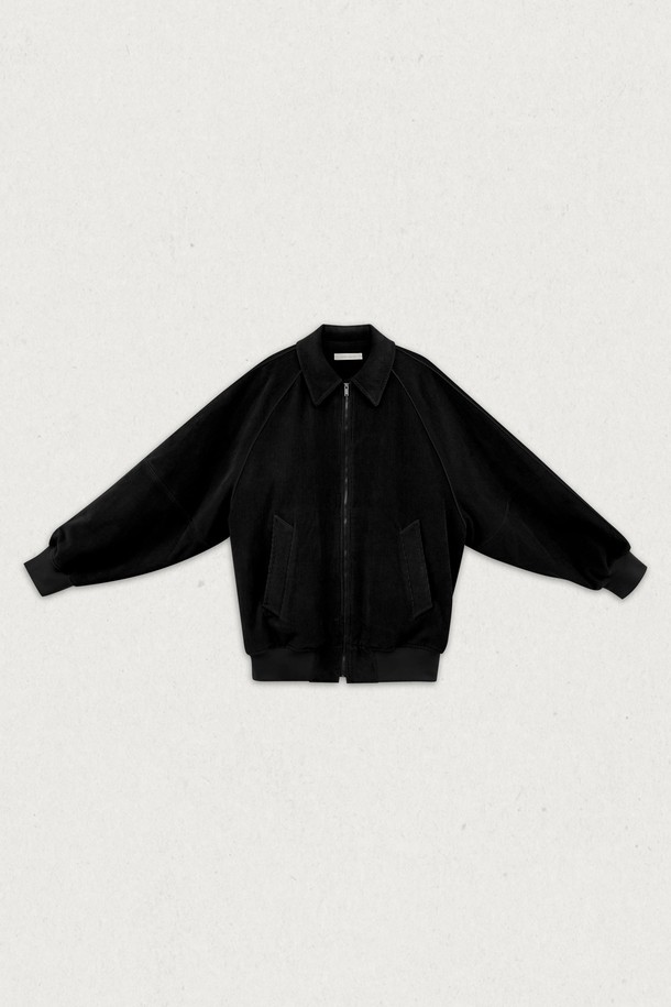 로케 코듀로이 2온스 본딩 점퍼는 가을, 겨울 시즌에 따뜻하게 착용 가능한 여성 및 남성 공용 점퍼입니다. 부드러운 촉감의 코듀로이 소재에 2온스 본딩 처리하여 보온성을 높였습니다. 무지 디자인에 오버핏 실루엣으로 캐주얼하고 베이직한 스타일을 연출하며, 크롭 기장과 집업 여밈으로 트렌디함을 더했습니다. 블랙 컬러로 어떤 옷에도 쉽게 매치하여 미니멀, 클래식 스타일을 완성할 수 있습니다.
