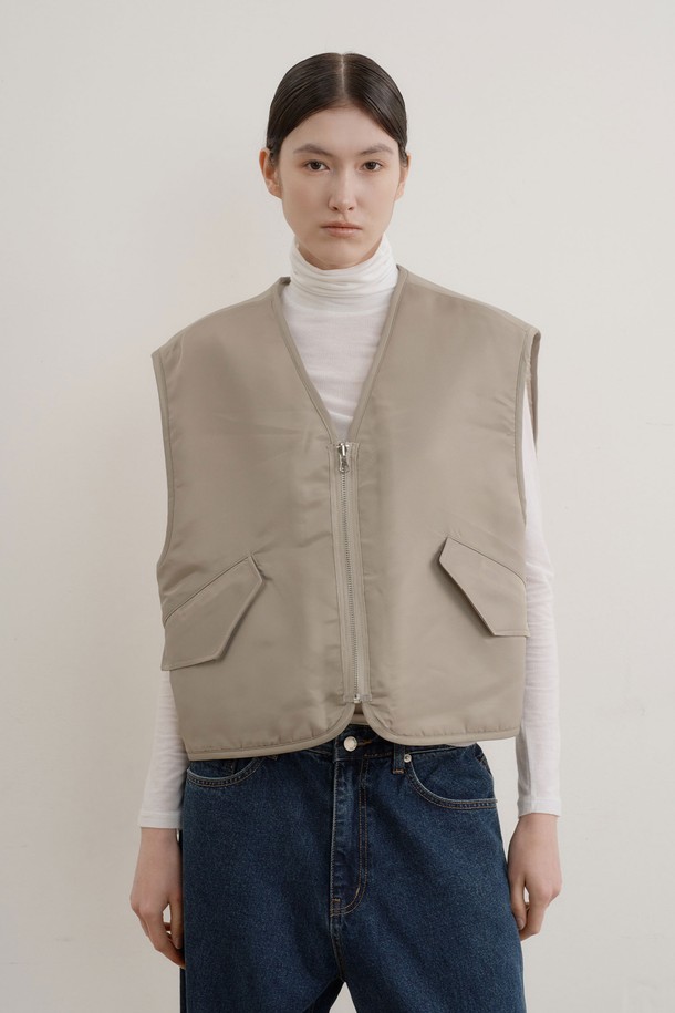 오펜 리버시블 시어링 베스트 점퍼는 여성용 아우터로, 크림과 카키 두 가지 색상으로 출시되었습니다. 부드러운 촉감의 폴리에스테르와 울 혼방 소재에 시어링 안감, 두꺼운 두께감으로 뛰어난 보온성을 제공하며 겨울철에도 따뜻하게 착용할 수 있습니다. 겉면과 안감이 다른 리버시블 디자인으로, 하나의 제품으로 다양한 스타일을 연출할 수 있습니다. 민소매 크롭 기장으로 활동성을 높였으며, 캐주얼, 미니멀, 클래식 스타일을 모두 소화 가능하여 출근룩으로도 활용하기 좋습니다. 집업 여밈 방식으로 간편하게 착용할 수 있습니다.
