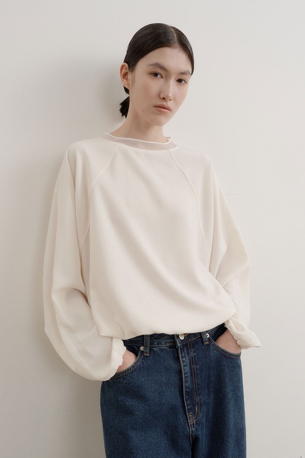 부드러운 촉감이 돋보이는 실키 시어넥 스트링 스웻셔츠입니다. 베이직한 디자인으로 다양한 스타일 연출이 용이하며, 간절기에 활용하기 좋은 아이템입니다. 하프넥 디자인과 긴소매로 세련된 분위기를 더합니다. 레귤러핏으로 편안한 착용감을 선사하며, 스트링 디테일로 포인트를 더했습니다. 봄, 가을 시즌 일상복으로 활용하기 좋은 여성 스웻셔츠입니다.
