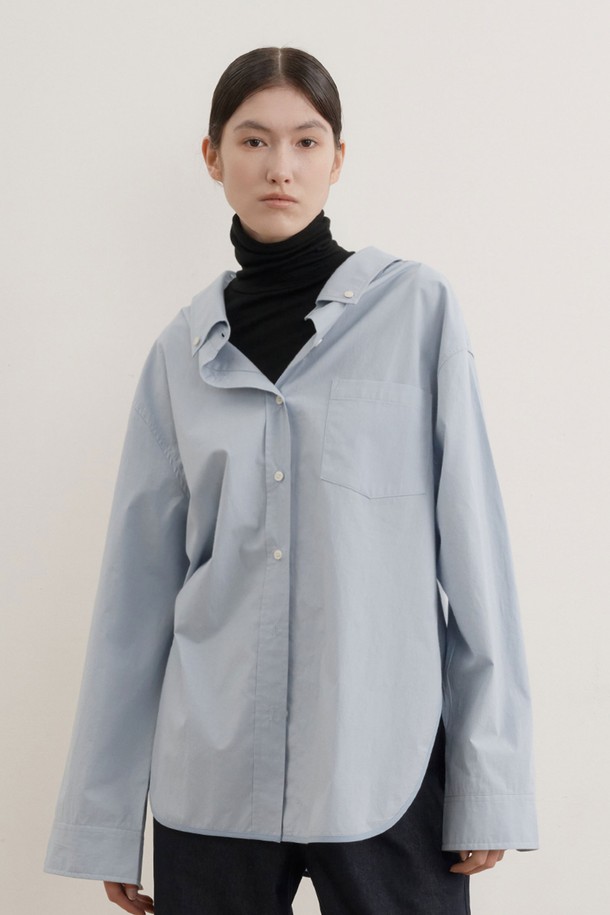 미니멀하고 베이직한 스타일의 여성용 "포그 드롭 카라 셔츠"입니다. 스카이블루 컬러의 부드러운 면 소재로 제작되어 봄, 가을에 착용하기 좋습니다. 오버핏 디자인과 드롭 숄더, 포켓 디테일이 편안하고 캐주얼한 무드를 더합니다. 출근룩, 데이트룩 등 다양한 TPO에 활용 가능하며, 미니멀, 클래식, 캐주얼 스타일을 모두 소화할 수 있습니다. 얇은 두께감으로 간절기 레이어드룩에도 적합합니다.

