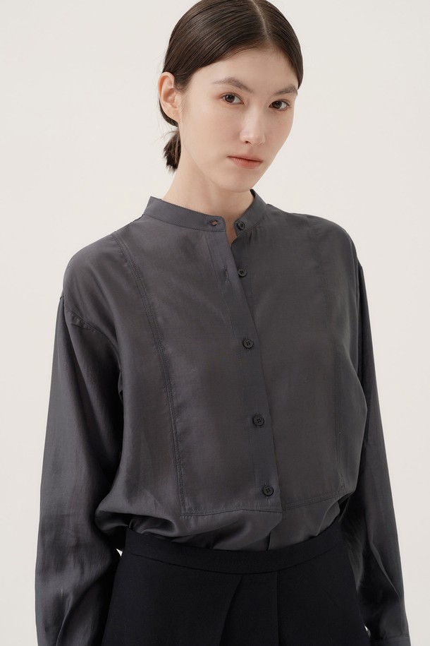 에버 헨리넥 블라우스 (2컬러)는 미니멀하고 베이직한 스타일을 선호하는 여성들을 위한 상의입니다. 봄, 가을 시즌에 적합하며, 얇은 두께감으로 편안하게 착용할 수 있습니다. 헨리넥 디자인과 긴소매, 레귤러핏으로 제작되었으며, 블랙과 화이트 두 가지 컬러로 만나볼 수 있습니다. 출근룩, 오피스룩, 모임룩 등 다양한 TPO에 활용 가능하며, 미니멀, 클래식, 시크한 스타일을 연출하기 좋습니다. 블라우스 하단의 버튼 디테일이 포인트입니다.
