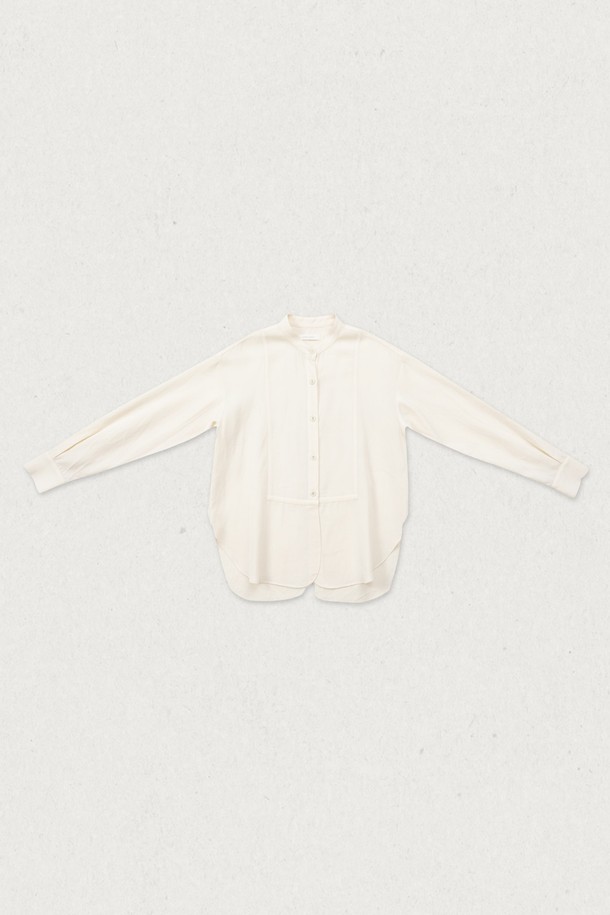 에버 헨리넥 블라우스는 여성스러운 실루엣을 연출하는 데일리 블라우스입니다. 부드러운 폴리에스테르 소재로 제작되어 편안한 착용감을 선사하며, 레귤러 핏과 얇은 두께감으로 봄, 여름 시즌에 적합합니다. 헨리넥 디자인과 긴소매, 무지 패턴이 더해져 베이직하면서도 캐주얼한 무드를 연출합니다. 출근룩, 데이트룩 등 다양한 TPO에 활용 가능한 이 블라우스는 화이트, 베이지 두 가지 컬러로 만나보실 수 있습니다. 미니멀, 클래식 스타일을 선호하는 분들께 추천하는 아이템입니다.
