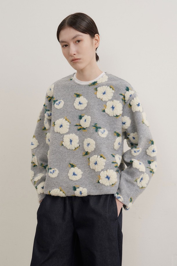 (12/8 예약배송) 르벤 플라워 풀오버는 여성스러운 플라워 패턴이 돋보이는 니트/스웨터입니다. 부드러운 촉감의 두꺼운 니트 소재로 제작되어 가을, 겨울철 따뜻하게 착용할 수 있습니다. 라운드넥과 긴 소매, 레귤러핏으로 디자인되어 캐주얼하고 베이직한 스타일을 연출합니다. 데이트룩, 모임룩 등 다양한 TPO에 활용 가능하며, 캐주얼, 클래식, 미니멀 스타일을 즐기는 분들께 추천합니다. 그레이, 화이트 두 가지 컬러로 만나보세요.

