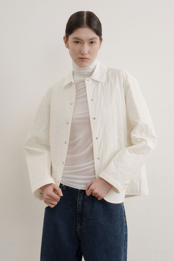 화이트, 아이보리 컬러의 케미 퀼팅 셔킷입니다. 봄, 가을에 어울리는 두꺼운 두께감의 셔켓으로, 베이직하고 캐주얼한 스타일을 연출합니다. 퀼팅 디테일이 돋보이는 디자인으로, 스냅 버튼으로 간편하게 여밀 수 있습니다. 루즈핏으로 편안하게 착용 가능하며, 일상에서 폭넓게 활용하기 좋은 아이템입니다. 긴 소매 기장으로 다양한 스타일을 연출할 수 있습니다.
