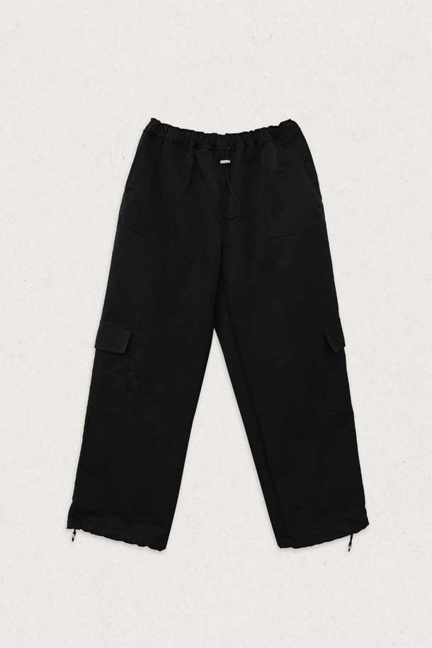 매트 스트링 투웨이 팬츠는 캐주얼, 미니멀, 시티보이 스타일을 연출하기 좋은 바지입니다. 봄, 가을 시즌에 적합하며, 넉넉한 루즈핏으로 편안한 착용감을 선사합니다. 무지 디자인에 블랙 컬러로 어떤 상의와도 매치하기 용이하며, 스트링 디테일과 카고 포켓, 투웨이 디자인으로 실용성을 더했습니다. 밴딩 처리된 허리 부분으로 활동성을 높였습니다.
