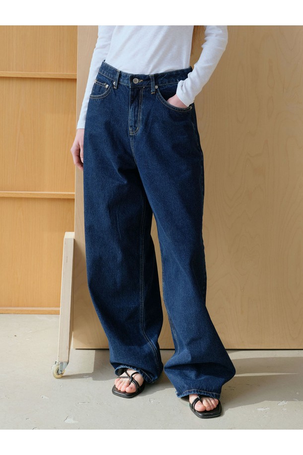 네이비 컬러의 데님 와이드 팬츠입니다. 봄, 가을에 어울리는 두꺼운 두께감의 긴 기장 바지로, 뻣뻣한 촉감과 루즈핏으로 편안한 착용감을 선사합니다. 하이웨스트 디자인으로 다리가 길어 보이는 효과를 주며, 캐주얼, 미니멀, 클래식 스타일을 연출하기 좋습니다. 무지 디자인으로 다양한 상의와 쉽게 매치하여 베이직하면서도 세련된 룩을 완성할 수 있습니다.
