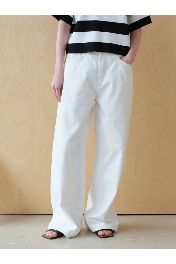 <p>화사하고 시원한 느낌의 데님 와이드 팬츠(WHITE)입니다. 캐주얼, 미니멀 스타일을 즐겨 입는 여성분들에게 추천합니다.</p>
<p>봄, 여름, 가을 세 계절 모두 활용 가능한 긴 기장의 데님 바지로, 넉넉한 루즈핏과 와이드한 핏이 편안함을 선사합니다.</p>
<p>탄탄한 데님 소재에 화이트 워싱 처리를 더해, 뻣뻣하지만 은은한 멋을 연출합니다.</p>
<p>무지 디자인으로 어떤 상의에도 잘 어울려 데일리 팬츠로 활용하기 좋습니다.</p>
<p>일상에서 편안하고 스타일리시하게 연출해보세요.</p>
