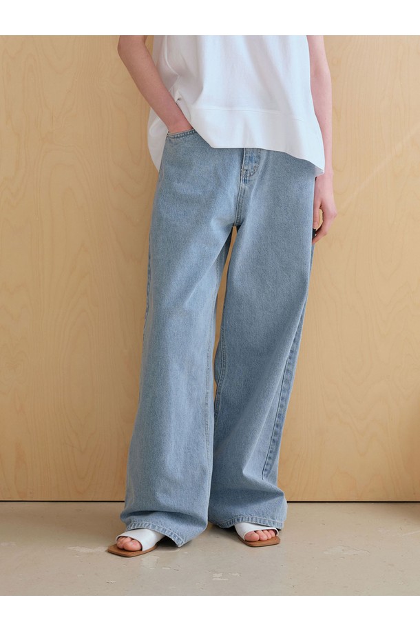 **데님 와이드 팬츠(라이트 블루)**는 캐주얼, 미니멀 스타일을 즐겨 입는 여성 고객을 위한 데님 와이드 팬츠입니다. 봄, 여름, 가을 계절에 적합하며, 데이트룩과 여행룩에 매치하기 좋습니다. 라이트 블루 컬러의 무지 디자인으로, 루즈핏과 뻣뻣한 촉감이 특징입니다. 워싱 가공으로 빈티지한 멋을 더했으며, 긴 기장으로 다리가 길어 보이는 효과를 줍니다.
