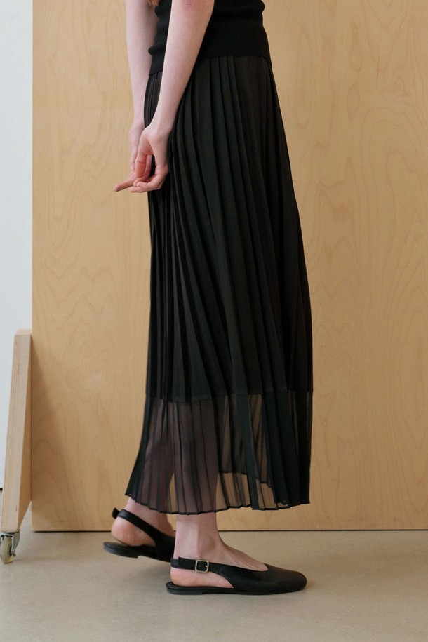 세련된 블랙 컬러의 플리츠 스커트입니다. 레이온, 나일론, 폴리에스테르 혼방 소재로 제작되어 부드러운 촉감을 선사합니다. 얇은 두께감과 언밸런스 플리츠 디자인, 밑단 시스루 디테일이 우아하면서도 시크한 무드를 연출합니다. 레귤러 핏의 맥시스커트로, 데이트룩, 모임룩, 카페룩 등 다양한 TPO에 활용하기 좋습니다. 안감은 없으며, 신축성은 없습니다.
