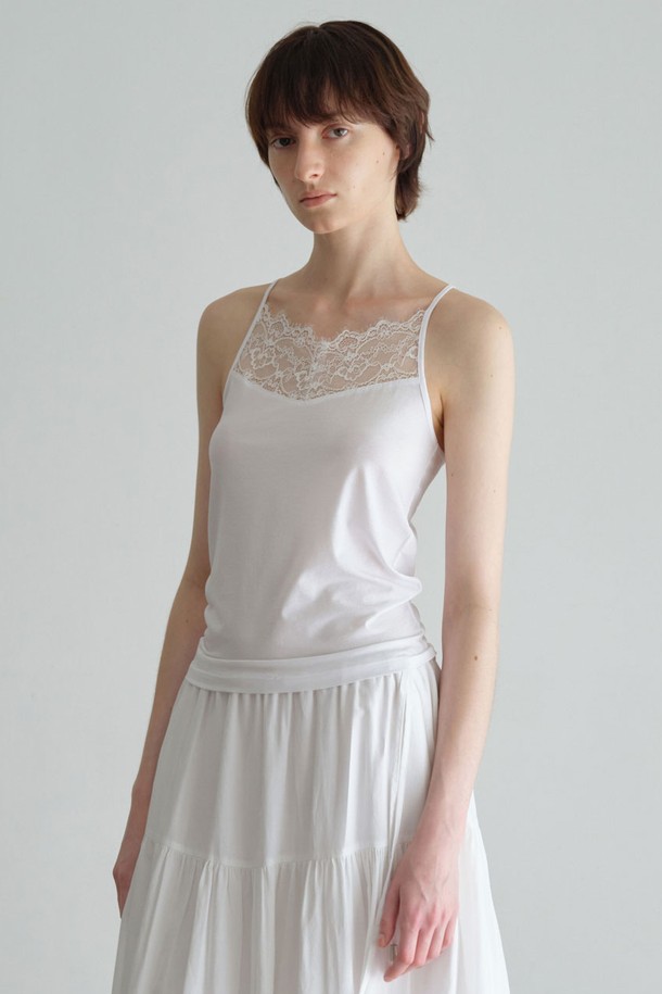 레이스 슬리브리스 (3컬러)는 여성용 슬리브리스로, 여름에 시원하게 착용하기 좋은 아이템입니다. 화이트, 멜란지그레이, 블랙 세 가지 컬러로 출시되어 다양한 스타일 연출이 가능합니다. 데일리룩 또는 레이어드하여 스타일리시하게 연출할 수 있으며, 캐미솔 스타일의 스퀘어넥 디자인에 레이스 디테일과 스트랩 타입으로 여성스러움을 더했습니다. 얇고 부드러운 면, 스판덱스, 나일론 혼방 소재로 제작되어 편안한 착용감을 선사하며, 데이트룩, 휴가룩, 여름 바캉스룩 등 다양한 TPO에 매치하기 좋습니다. 미니멀, 로맨틱, 클래식 스타일을 즐겨 입는 분들께 추천합니다.
