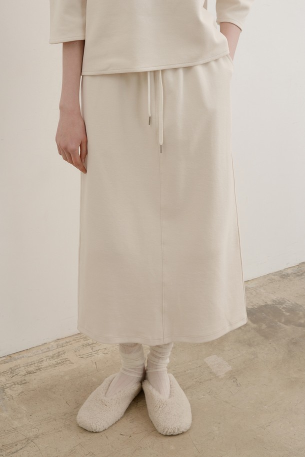 부드러운 면 소재로 제작되어 편안한 착용감을 선사하는 더블 스티치 밴딩 스커트입니다. 캐주얼하고 베이직한 디자인으로, 봄, 여름, 가을 계절에 활용도가 높습니다. 허리 밴딩 디테일과 H라인 핏으로 편안하면서도 여성스러운 실루엣을 연출합니다. 톤 다운된 그레이 컬러와 무지 디자인은 어떤 상의와도 쉽게 매치되어 출근룩, 데이트룩 등 다양한 TPO에 활용 가능합니다. 더블 스티치 마감으로 꼼꼼하게 처리되어, 미니멀, 클래식 스타일을 즐겨 입는 여성분들께 추천합니다.
