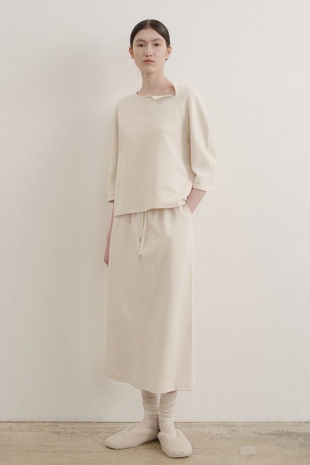 **더블 스티치 스웨트 셔츠**는 부드러운 면 소재로 제작되어 편안한 착용감을 선사합니다. 베이직하고 캐주얼한 스타일로, 일상적인 착장과 출근룩, 모임룩 등 다양한 TPO에 활용하기 좋습니다. 레귤러 핏에 라운드넥 디자인이며, 봄, 가을, 겨울 모두 활용 가능한 긴소매 제품입니다. 두꺼운 두께감으로 보온성을 높였으며, 더블 스티치 디테일이 돋보이는 디자인입니다. 미니멀, 클래식 스타일을 선호하는 분들께 추천합니다.
