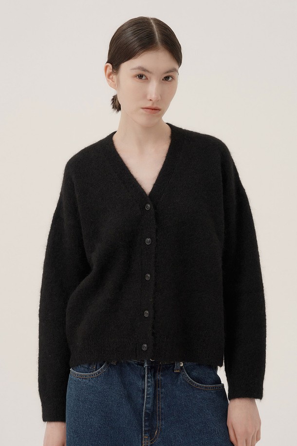 보브 알파카 가디건 (2컬러)은 여성의 우아함과 따뜻함을 동시에 선사하는 의상입니다. 부드러운 알파카 소재로 제작되어 뛰어난 촉감을 자랑하며, 가을과 겨울에 포근하게 착용할 수 있습니다. 베이지와 브라운, 두 가지의 클래식한 색상으로 출시되어 다양한 룩에 매치하기 용이합니다. 레귤러핏과 V넥 디자인, 버튼 디테일이 더해져 베이직하면서도 세련된 스타일을 연출하며, 데이트룩, 모임룩, 출근룩 등 TPO에 구애받지 않고 클래식하고 미니멀한 스타일을 완성합니다. 긴 소매 기장과 두꺼운 두께감으로 보온성을 높였습니다.
