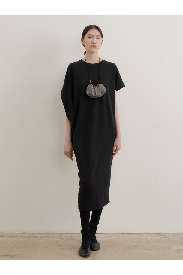 **언밸런스 원피스 (2컬러)**

미니멀하고 모던한 스타일의 여성 언밸런스 원피스입니다. 부드러운 면 소재로 제작되어 편안한 착용감을 선사하며, 데일리 및 캐주얼 룩에 적합합니다. 라운드넥과 반소매 기장으로 디자인되었으며, 얇은 두께감으로 봄, 여름, 가을 시즌에 활용하기 좋습니다. 카키와 블랙, 두 가지 색상으로 출시되어 취향에 맞게 선택 가능하며, 비대칭 디자인으로 유니크한 매력을 더했습니다. 루즈핏으로 편안하게 착용 가능합니다.

