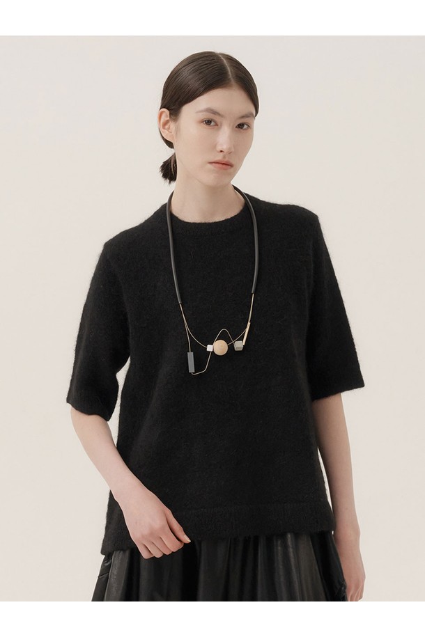 보브 알파카 니트는 부드러운 촉감과 뛰어난 보온성을 자랑하는 여성용 니트/스웨터입니다. 네이비, 블랙, 아이보리, 그레이 4가지 컬러로 출시되어, 다양한 스타일에 매치하기 좋습니다. 라운드넥과 긴소매, 루즈핏 디자인으로 편안한 착용감을 선사하며, 가을과 겨울에 따뜻하게 입을 수 있습니다. 일상복은 물론, 출근룩과 모임룩에도 활용 가능한 베이직하고 클래식한 스타일의 알파카 니트입니다.
