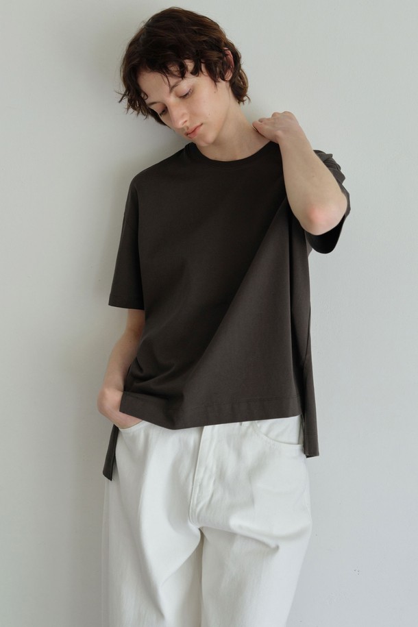 부드러운 면 소재로 제작되어 편안한 착용감을 선사하는, 뉴 에브리 티셔츠 (4컬러)입니다. 베이직하고 미니멀한 디자인으로, 아이보리, 카키 그레이, 베이지, 차콜 4가지 다채로운 색상으로 만나보실 수 있습니다. 박스핏과 라운드넥 디자인으로 편안한 핏을 제공하며, 대각선 절개 디테일, 사이드 슬릿, 앞뒤 니트 스티치 디테일이 더해져 밋밋함을 덜었습니다. 데일리룩, 동네 마실룩, 카페룩 등 어떤 스타일에도 잘 어울려 활용도가 높습니다. 사계절 내내 부담 없이 즐겨 입을 수 있는 기본 아이템입니다.
