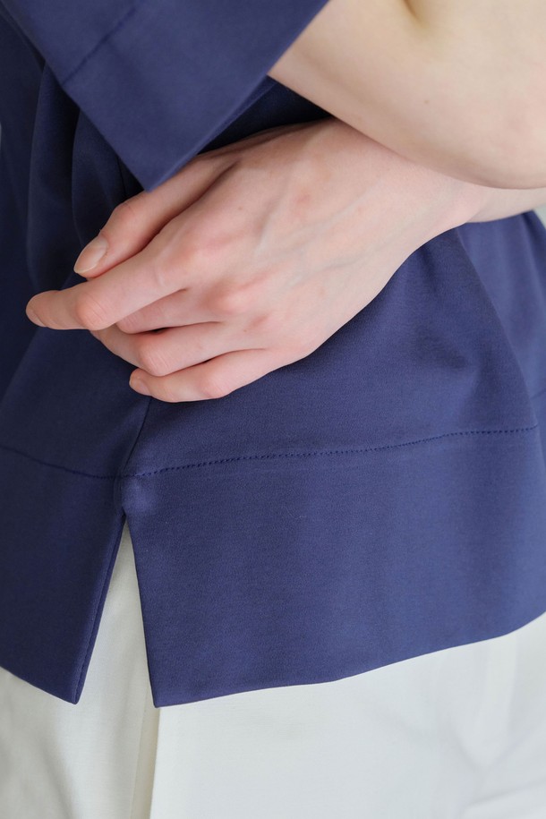 **스탠다드 라운드 반팔 (4컬러)**는 부드러운 촉감의 면, 린넨, 텐셀 혼방 소재로 제작되어 여름철 시원하게 착용할 수 있는 반소매 티셔츠입니다. 라운드넥에 세미 박시핏으로 편안한 착용감을 선사하며, 옆트임 디테일이 특징입니다. 베이직하고 모던한 스타일로, 일상에서 캐주얼, 미니멀, 클래식한 스타일을 연출하기 좋습니다. 아이보리, 베이지, 퍼플 네이비, 블랙 4가지 컬러로 출시되어 다양한 TPO에 맞춰 활용할 수 있습니다. 동네 마실룩이나 카페룩에 잘 어울리는 심플한 디자인의 기본 티셔츠입니다.
