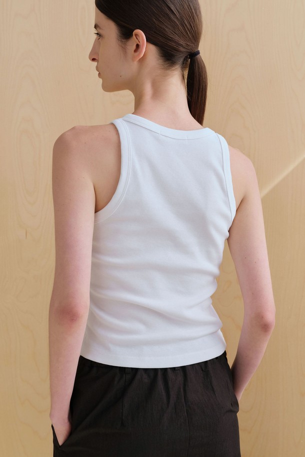 크롭 베이직 R 슬리브리스 (3컬러)는 데일리, 이너웨어, 레이어드로 활용하기 좋은 여성 슬리브리스입니다. 미니멀하고 베이직한 스타일로, 봄, 여름 시즌에 적합하며 집콕룩, 여행룩 연출에 용이합니다. 라운드넥에 민소매 디자인이며, 폴리에스테르와 면 혼방 소재로 제작되어 탄탄한 촉감을 선사합니다. 넥라인과 암홀은 와이드 테이프 바인딩 처리되어 있으며, 화이트 컬러는 비침이 있을 수 있습니다. 신축성이 좋아 편안한 착용감을 제공합니다.
