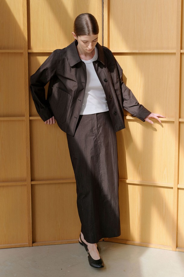 크리스피 셋업 스커트는 여성용 맥시스커트로, 미니멀하고 베이직한 스타일을 연출합니다. 봄, 여름, 가을 계절에 어울리며, 나일론과 면 혼방의 뻣뻣한 촉감이 특징입니다. H라인 핏으로 디자인되었으며, 카키와 블랙 두 가지 색상으로 만나볼 수 있습니다. 허리 백밴딩, 사이드 포켓, 벨트루프, 더블니들 스티치 디테일로 실용성과 디자인을 모두 갖춘 아이템입니다.
