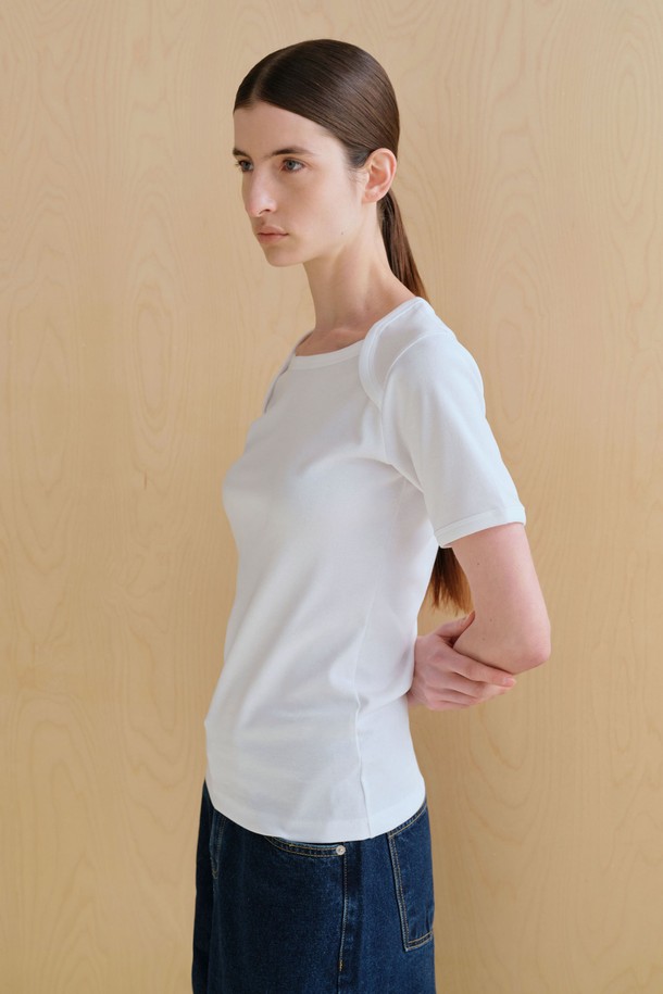 바인딩 반팔 (4컬러)는 데일리룩으로 활용하기 좋은 공용 티셔츠입니다. 화이트, 크림, 블랙, 밀란지그레이 4가지의 베이직한 컬러로 출시되어 다양한 스타일에 매치하기 용이합니다. 레귤러 핏의 라운드넥 디자인이며, 골지 패턴의 폴리에스테르 소재로 제작되어 단정하면서도 캐주얼한 느낌을 줍니다. 넓은 바인딩 테잎으로 마감된 넥 라인과 소매 끝이 특징이며, 단품 또는 이너웨어로 활용하기 좋습니다. 집콕룩, 산책룩 등 편안한 스타일을 즐길 때 추천합니다.
