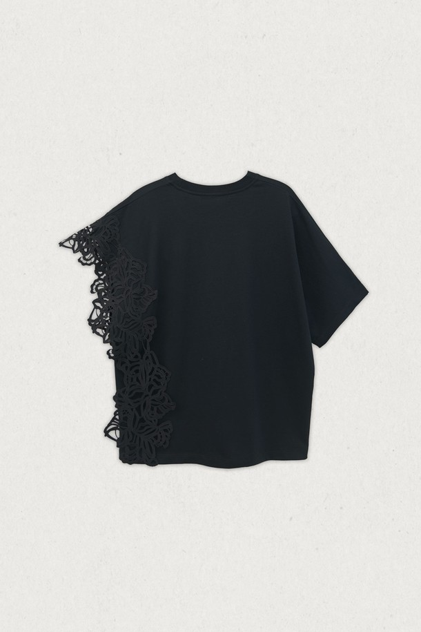 **실켓 레이스 티 (3컬러)**

부드러운 촉감의 실켓 원단을 사용하여 고급스러운 착용감을 선사하는 실켓 레이스 티셔츠입니다. 페미닌한 무드를 연출하는 비대칭 레이스 디테일과 블라우스 같은 실루엣으로 특별함을 더했습니다. 얇은 두께감과 넉넉한 박스핏, 돌먼 슬리브 디자인으로 편안하게 착용 가능합니다. 라운드넥과 반소매 기장으로 데일리룩, 데이트룩, 카페룩 등 다양한 TPO에 활용하기 좋습니다. 화이트, 라이트베이지, 블랙 3가지 컬러로 출시되어, 클래식, 미니멀, 로맨틱 스타일을 모두 소화할 수 있습니다.
