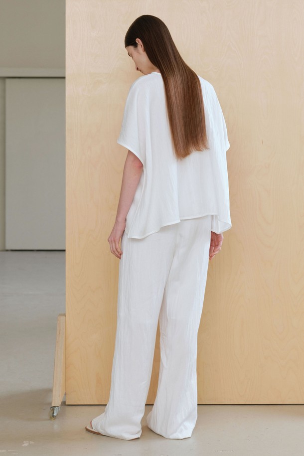 **링클 탑 (2컬러)**

부드러운 촉감의 링클 탑입니다. 라운드넥 디자인에 얇은 두께감으로 봄 시즌에 적합하며, 데일리 및 캐주얼 스타일로 활용하기 좋습니다. 루즈핏으로 편안함을 더하고, 반소매 기장과 드롭숄더 디테일이 특징입니다. 페미닌 무드를 연출하며, 블랙, 화이트 두 가지 컬러로 만나볼 수 있습니다. 뒷지퍼 여밈과 바인딩 마감으로 깔끔함을 더했으며, 매칭 팬츠 세트 연출도 가능합니다. 데이트룩, 카페룩, 모임룩 등 다양한 TPO에 미니멀, 클래식 스타일로 연출해보세요.
